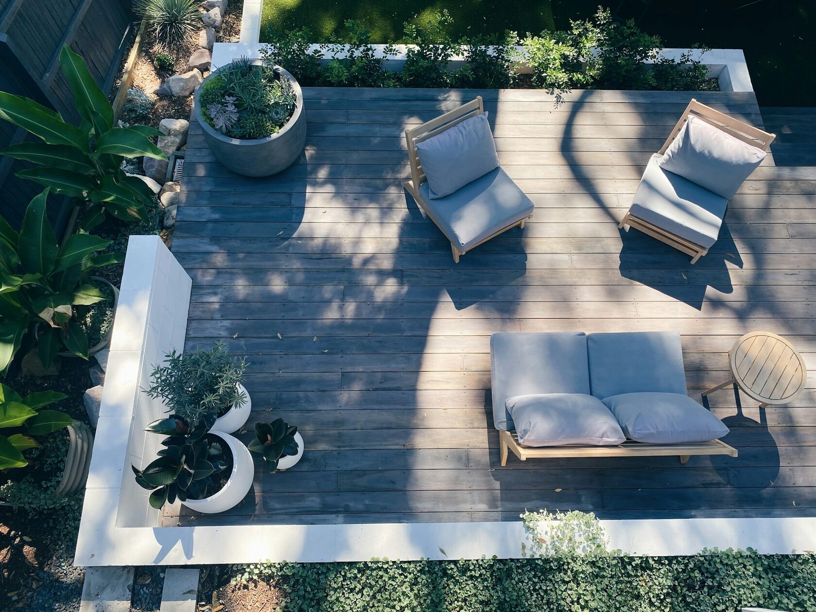 Terraza moderna con jardín diseñado