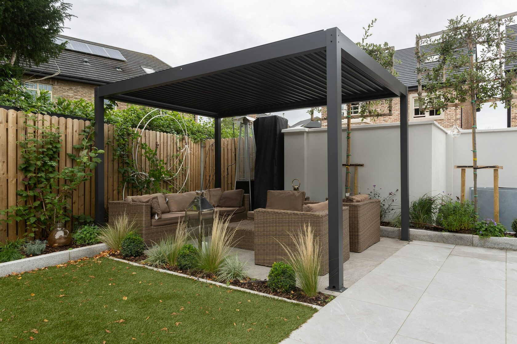 Pérgola contemporánea en jardín moderno